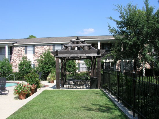 Colonial Plaza Apartments